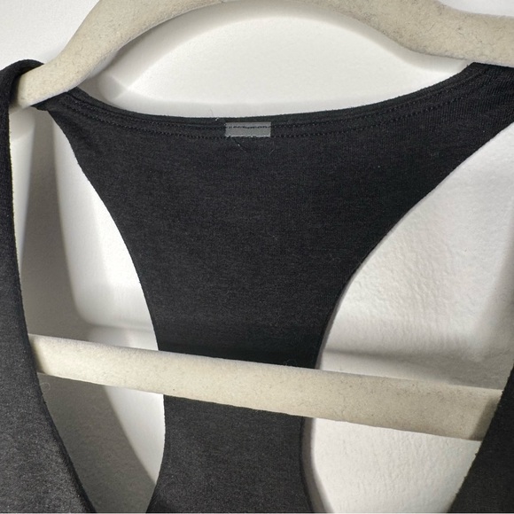 Vuori Women's Black Halo Performance Crop 2.0 DreamKnit™ Racerback Tank Top XS - Picture 7 of 11